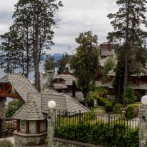 IMG_6385 19/11/2019 - A San Carlos de Bariloche il y a une débauche de maisons de luxe pour lesquels les architectes se sont appliqués - à l'excés - à reproduire une...